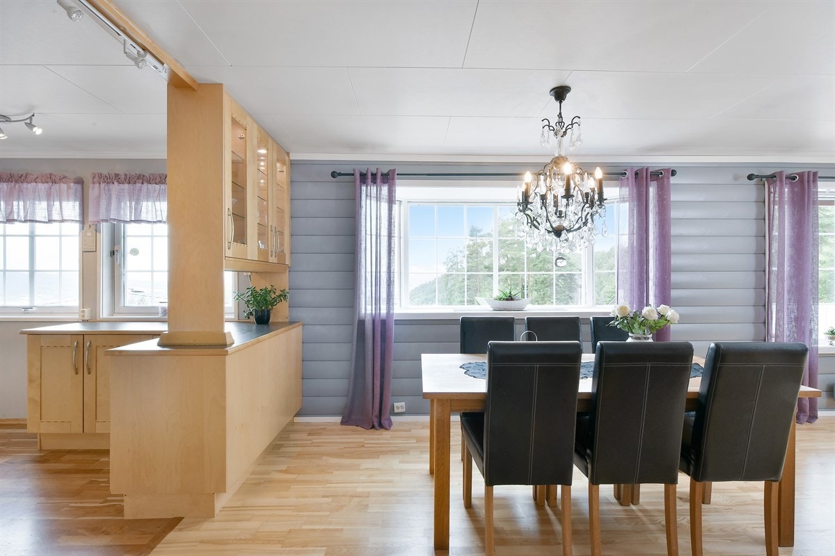 Store og fine vinduer gir boligen et lyst preg over seg. Galleribilde