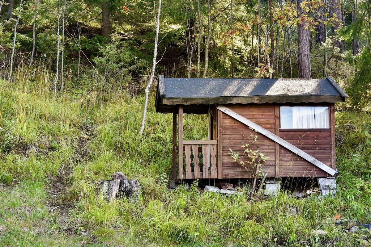 Boligen har en høytliggende og usjenert beliggenhet som gir upåklagelige sol- og utsiktsforhold, og ikke minst usjenerte og barnevennlige omgivelser. Galleribilde