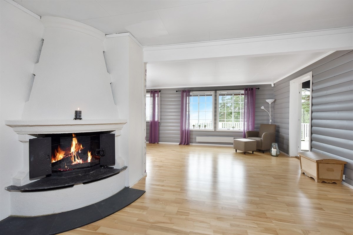 Her er det også en trivelig peis med innsats for ekstra varme og hygge. Galleribilde