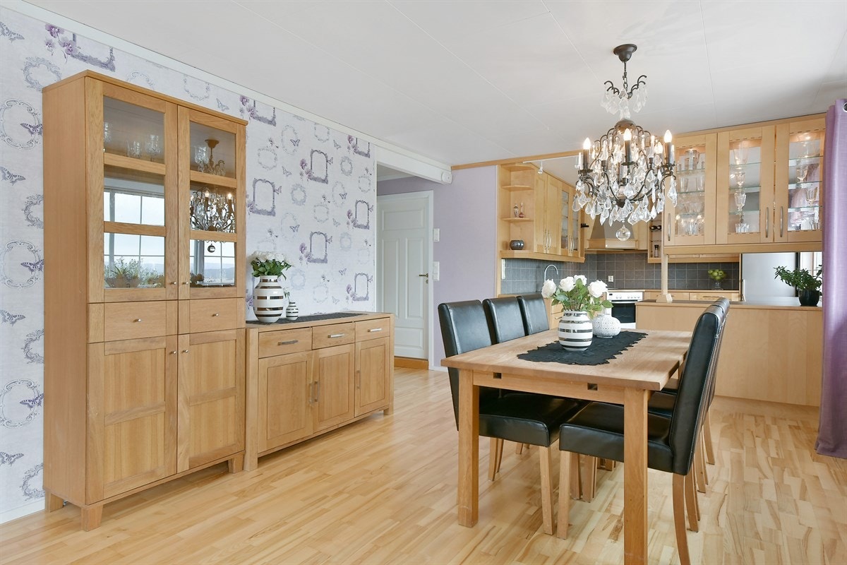 Stuen har åpen løsning mot kjøkken. Galleribilde