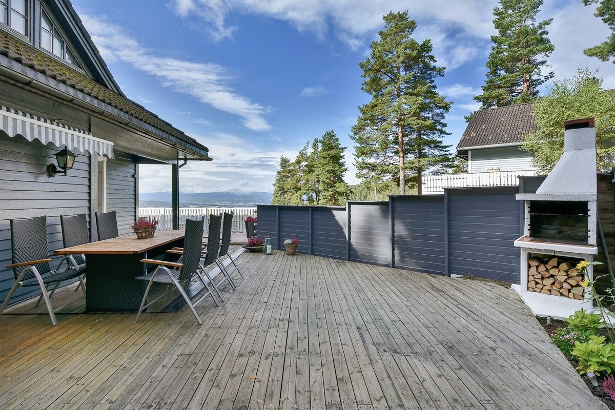 Fra stuen er det utgang til stor terrasse og hage med grillmulighet. Galleribilde