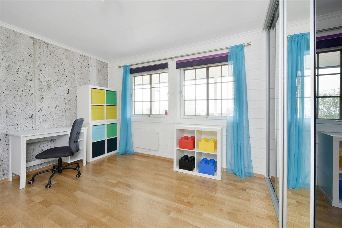 Soverom 2 har garderobeskap. Galleribilde