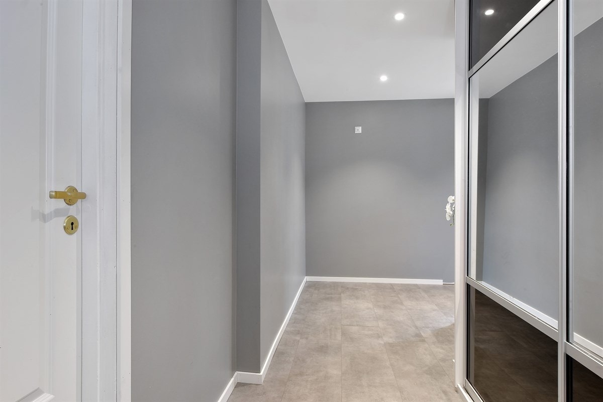 Entreen er holdt i lyse, tidsriktige farger og er enkel å innrede med funksjonelle møblement. Galleribilde