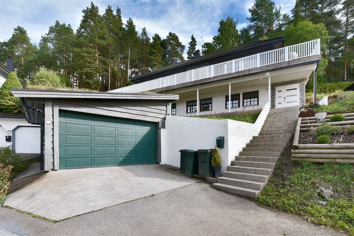 Boligen har dobbelgarasje og ytterligere parkeringsmuligheter på gårdsplass. Galleribilde