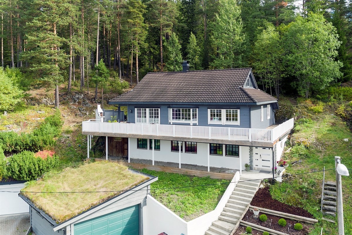 Eiendommen er omringet av flott natur og har umiddelbar nærhet til skogen, noe som gir en følelsen av å være alene i naturen selv om man er trygt plassert i et boligfelt. Galleribilde