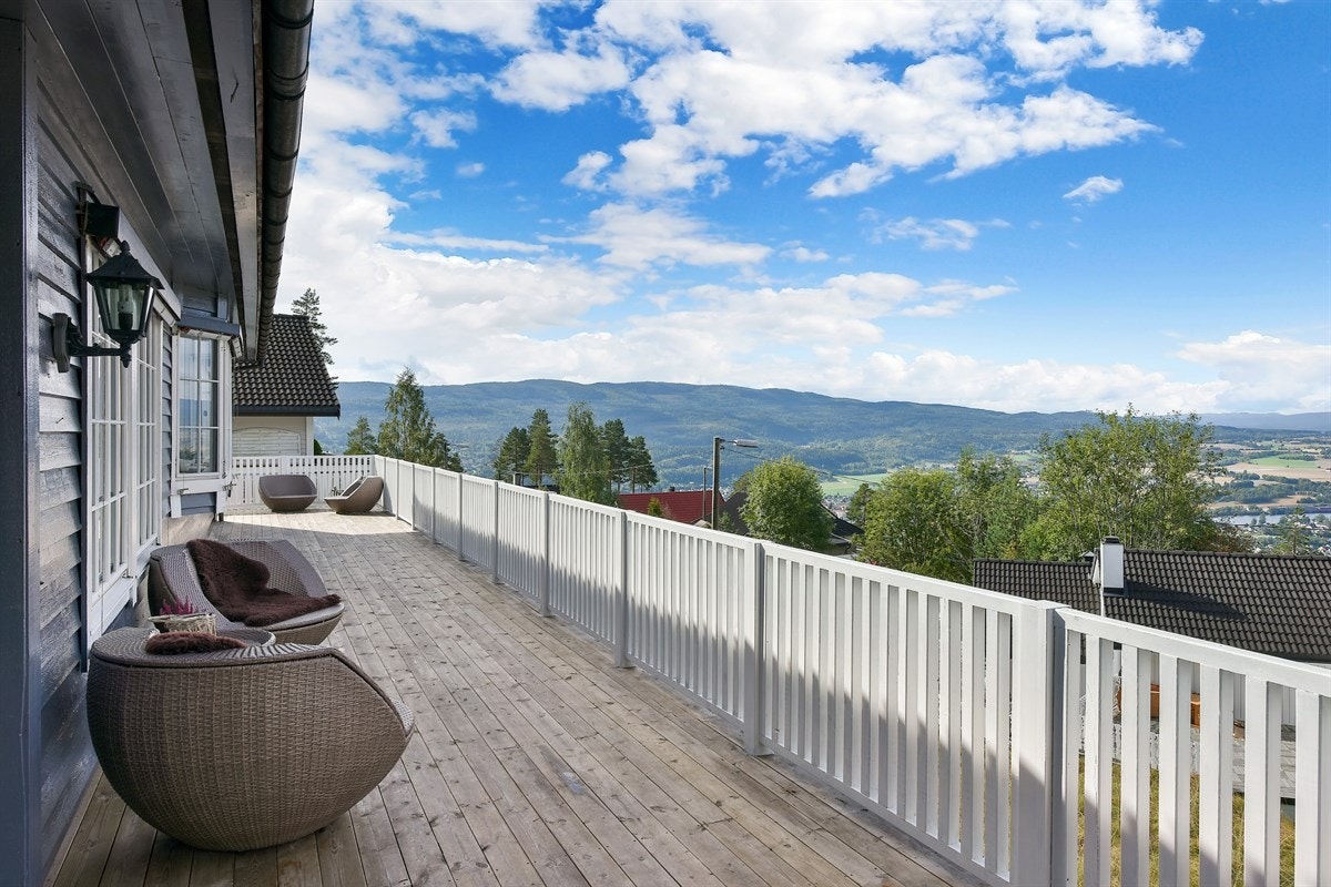Eiendommen har sol fra morgen til kveld og fremstår som ren idyll, både for barn og voksne. Galleribilde