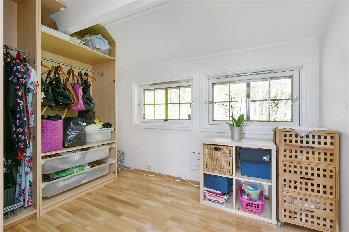 Tillhørende garderobe. Galleribilde