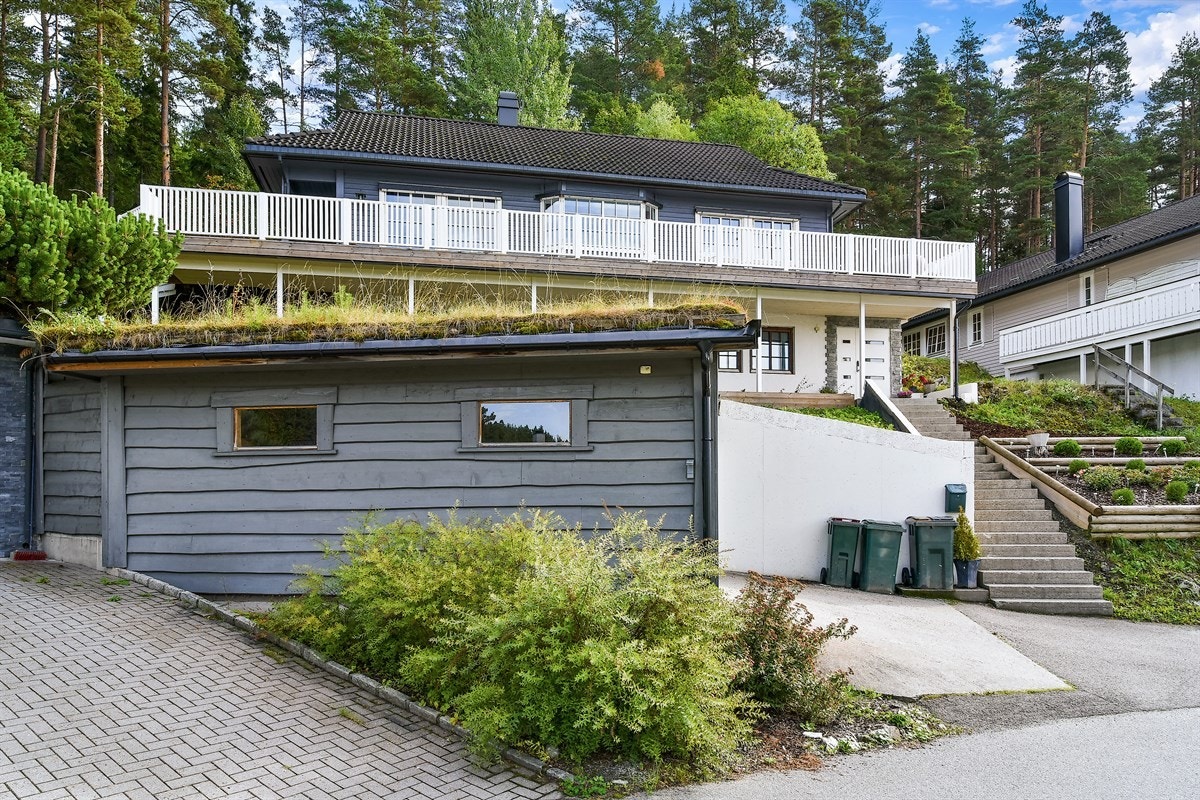 Dette er en pent opparbeidet eiendom med asfaltert gårdsplass, hage, lekestue, utepeis, prydbusker og diverse beplantning. Galleribilde