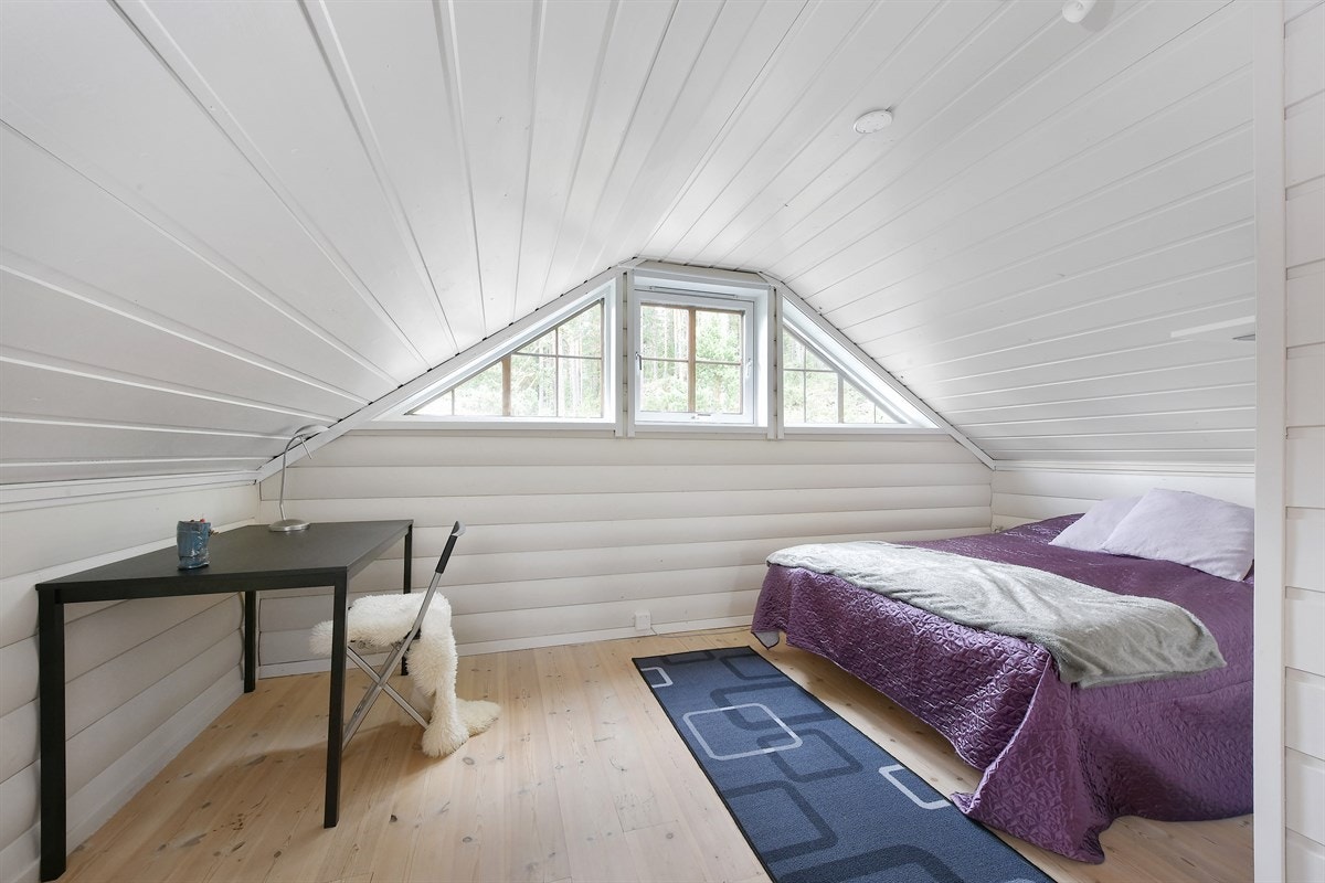 Stuen har et fint preg med synlige trebjelker og flott tregulv. Galleribilde