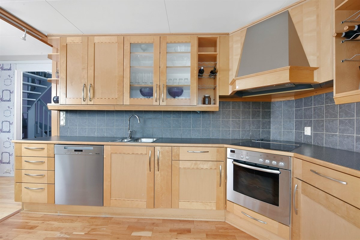 Det er egen nisje for kjøleskap og en praktisk barløsning som vender mot spisestuedelen. Galleribilde