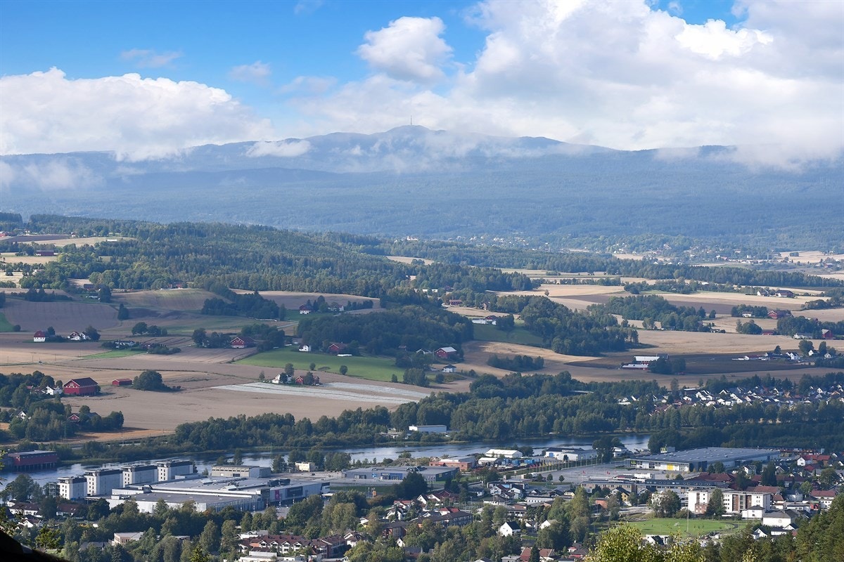 Det er kort vei til Mjøndalen togstasjon. Ved å benytte bil tar det ca. 5 min til Mjøndalen, 17 min til Drammen, 28 min til Kongsberg, samt 46 min til Oslo S. Galleribilde