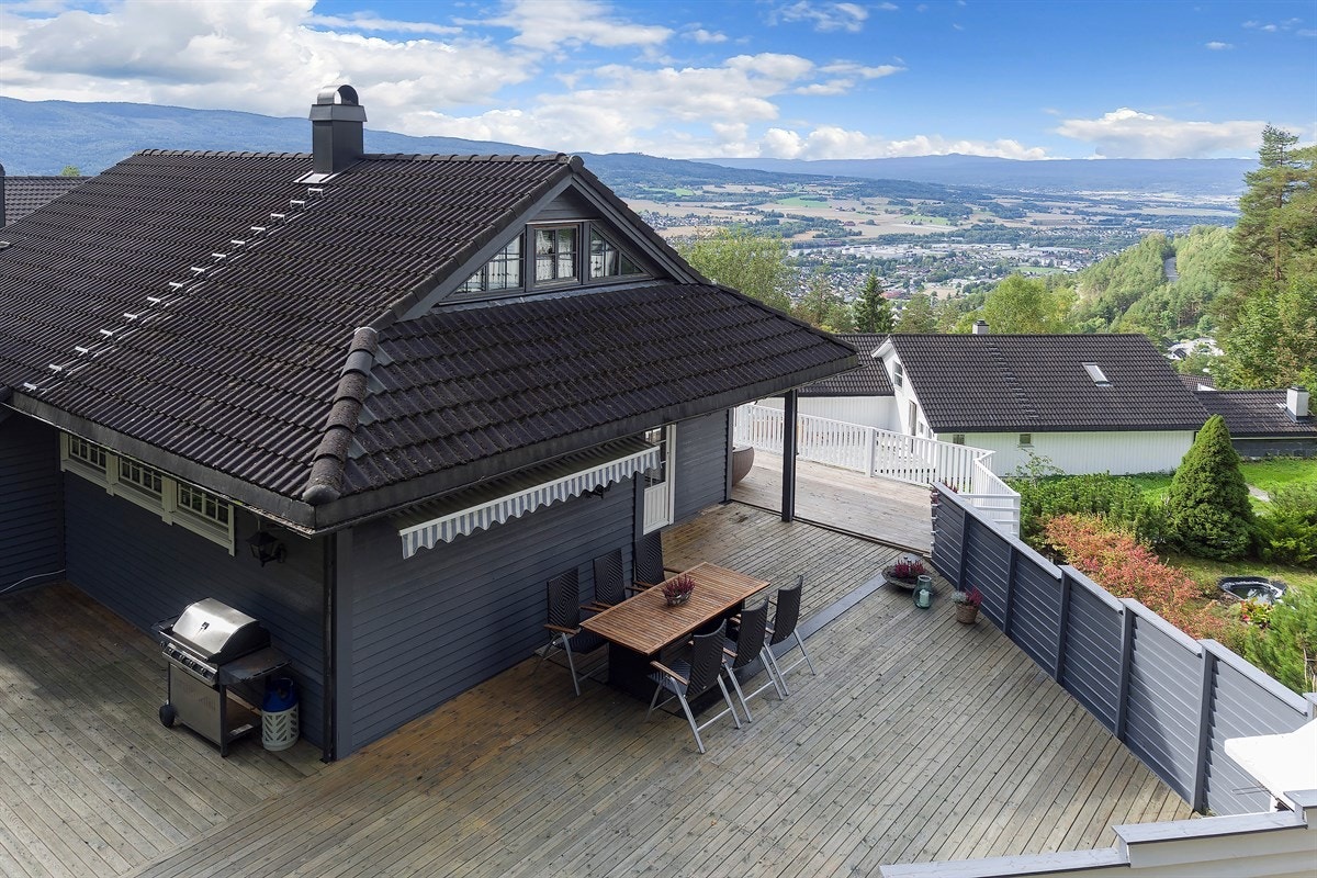 På terrassen er det meget god pass for spisemøblement, lekemuligheter for barn og unge samt hygge stunder for voksne. Galleribilde