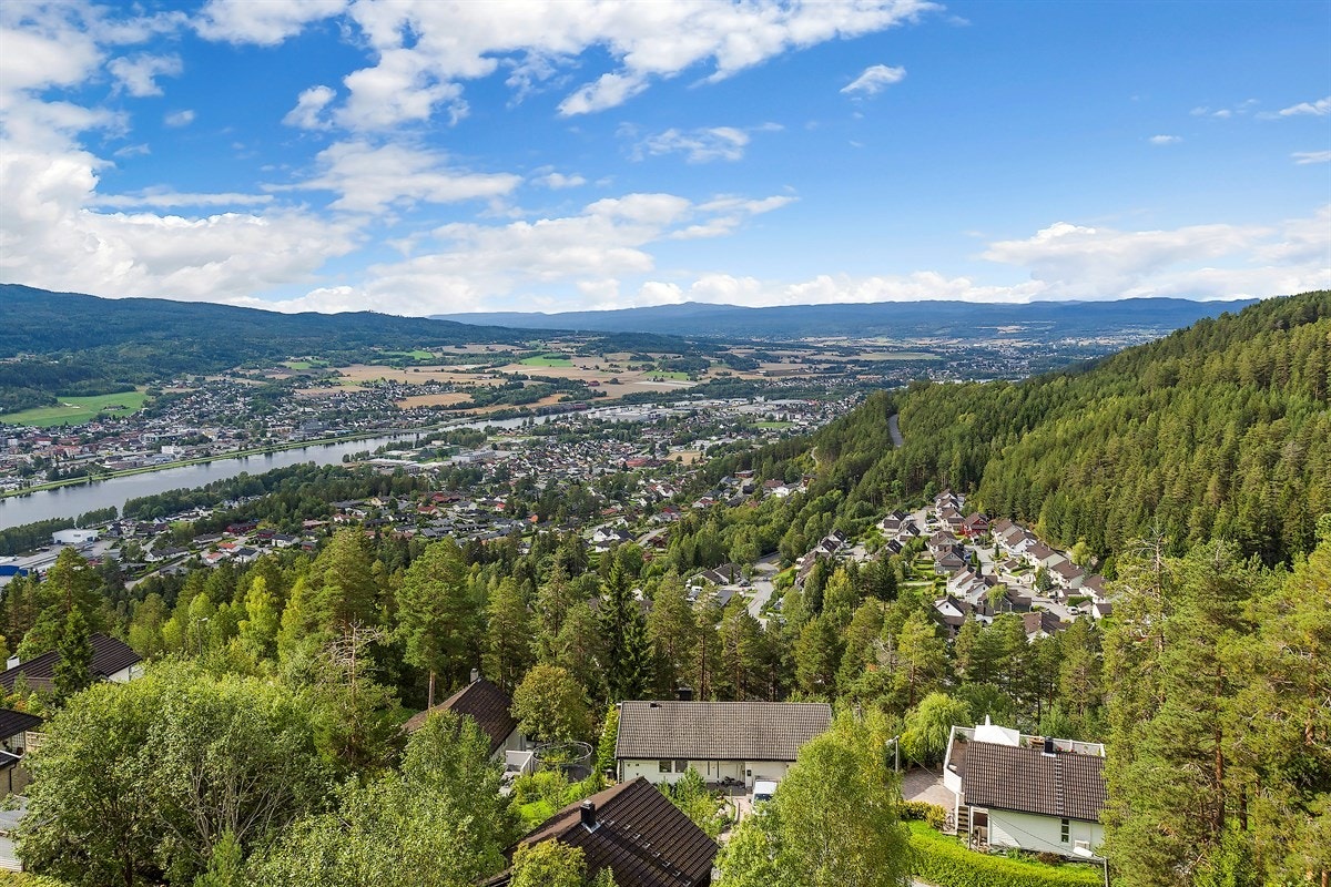 Området gir mulighet for offentlig kommunikasjon via buss, hvorav nærmeste holdeplass er Saturnveien som ligger ca. 1 km fra boligen. Galleribilde