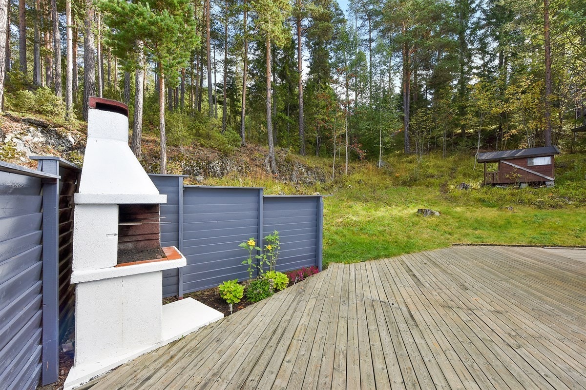 Ute på terrassen er det en koselig utepeis i hørnet. Peisen er godt skjermet. Galleribilde