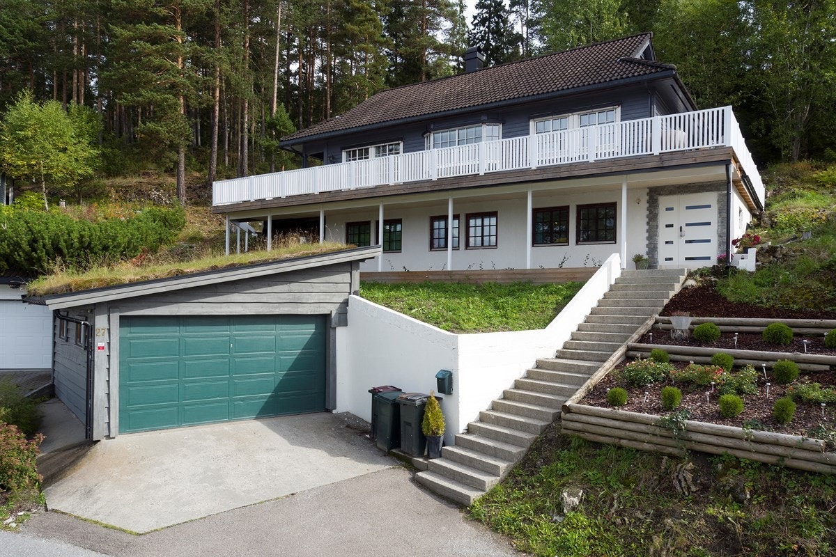 Det er god parkerinsforhold som medfølger eiendommen i form av dobbelgarasje. Samtidig som at parkeringsmulighetene i området er gode. Galleribilde