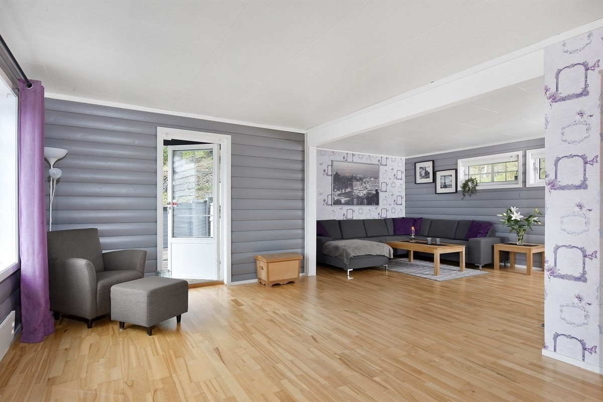 Stuen har en praktisk vinkelform som gjør det enkelt å innrede i to ulike soner. Galleribilde