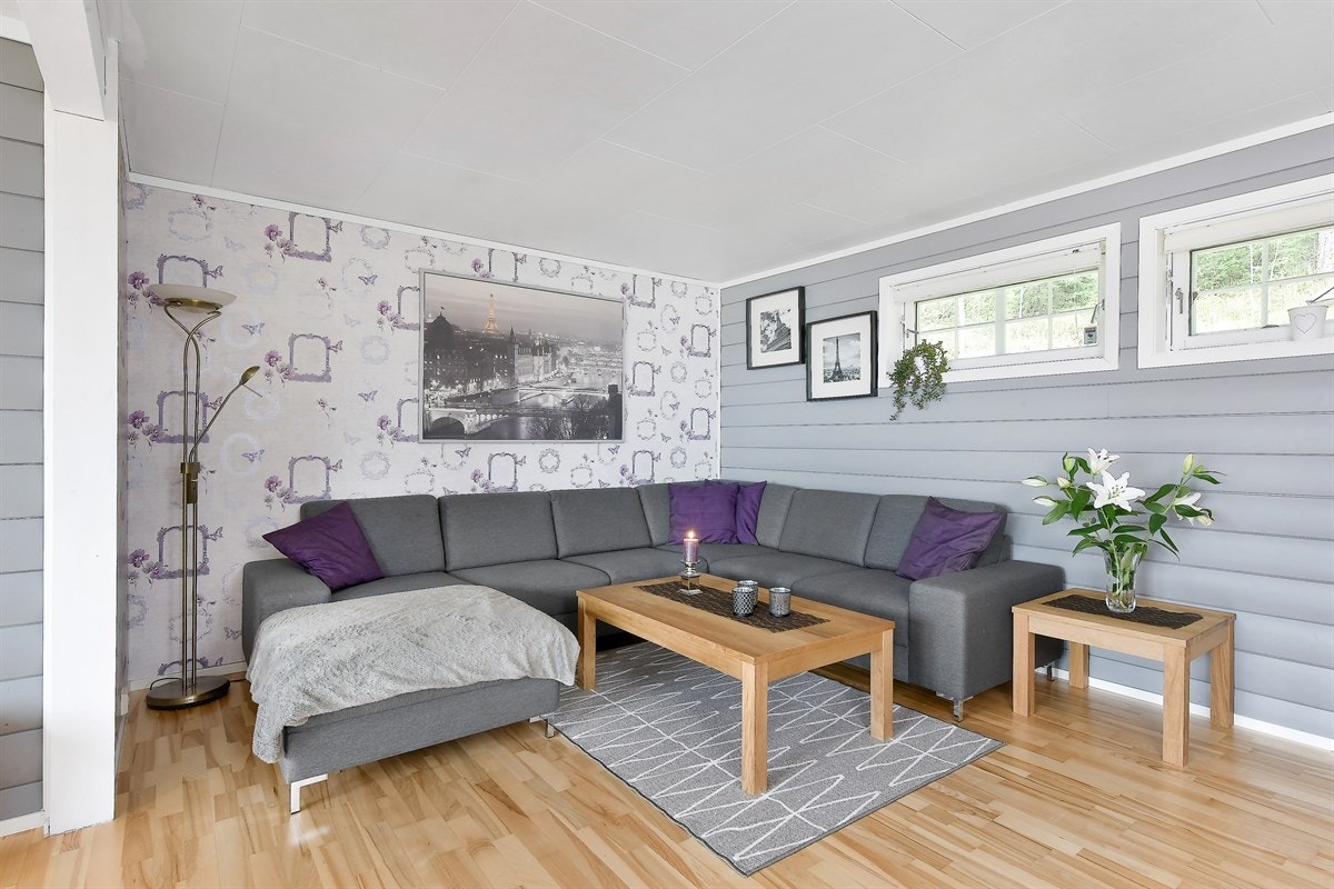 Stuen har god plass for sofaløsning. Galleribilde