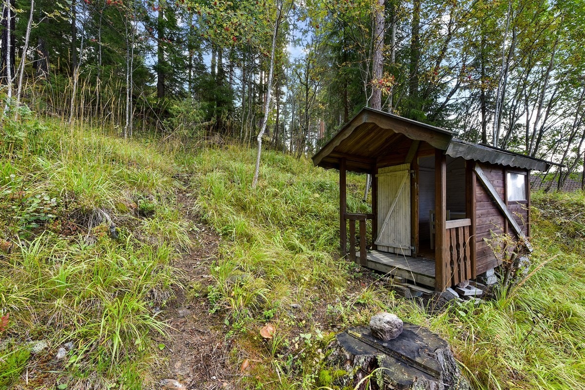 Fra boligen går det sti til skog og mark. Galleribilde