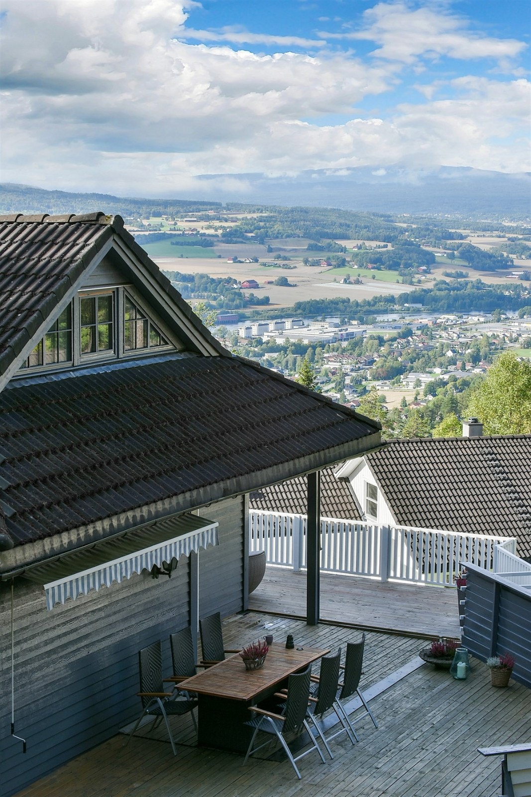 Dagligvarehandelen kan gjøres ved bl.a. Kiwi. Ønsker du ytterligere servicetilbud er Buskerud Storsenter et av Buskeruds ledende kjøpesentre med over 90 butikker og spisesteder. Galleribilde