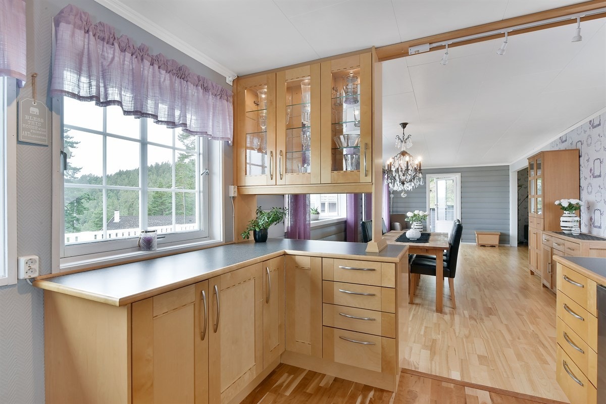 Kjøkkenet er et klassisk og pent bjørkekjøkken fra Norema med fokus på praktisk design og god benke- og lagringsplass. Galleribilde