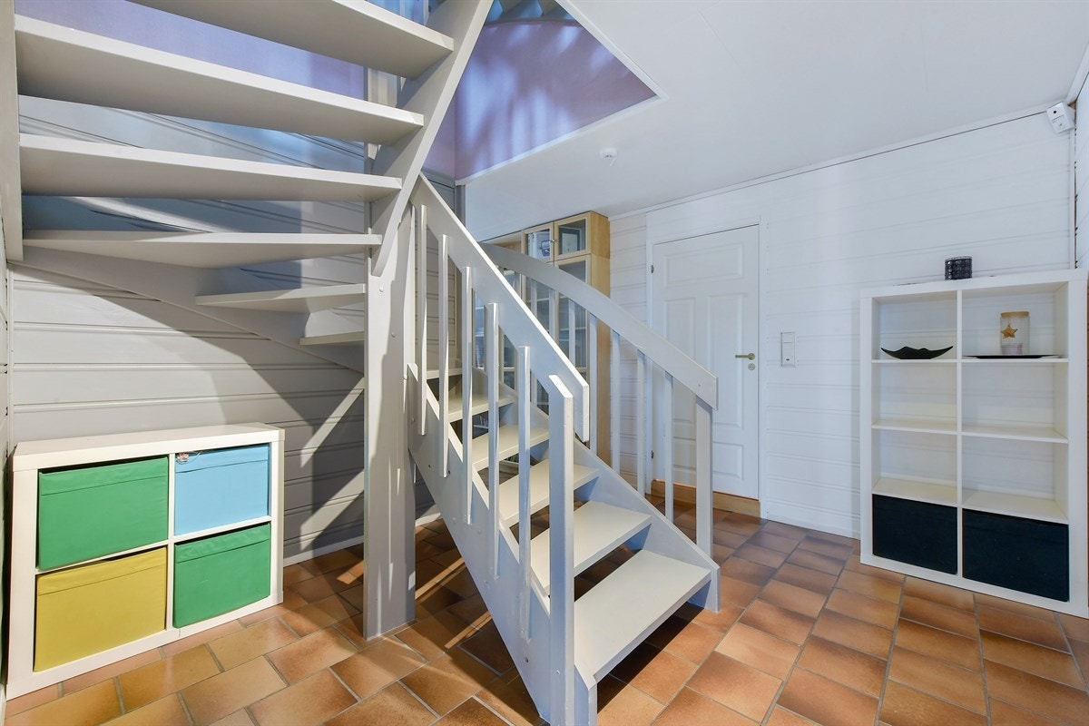 Det er gode muligheter for oppbevaring ved og under trapp i første etasje. Galleribilde