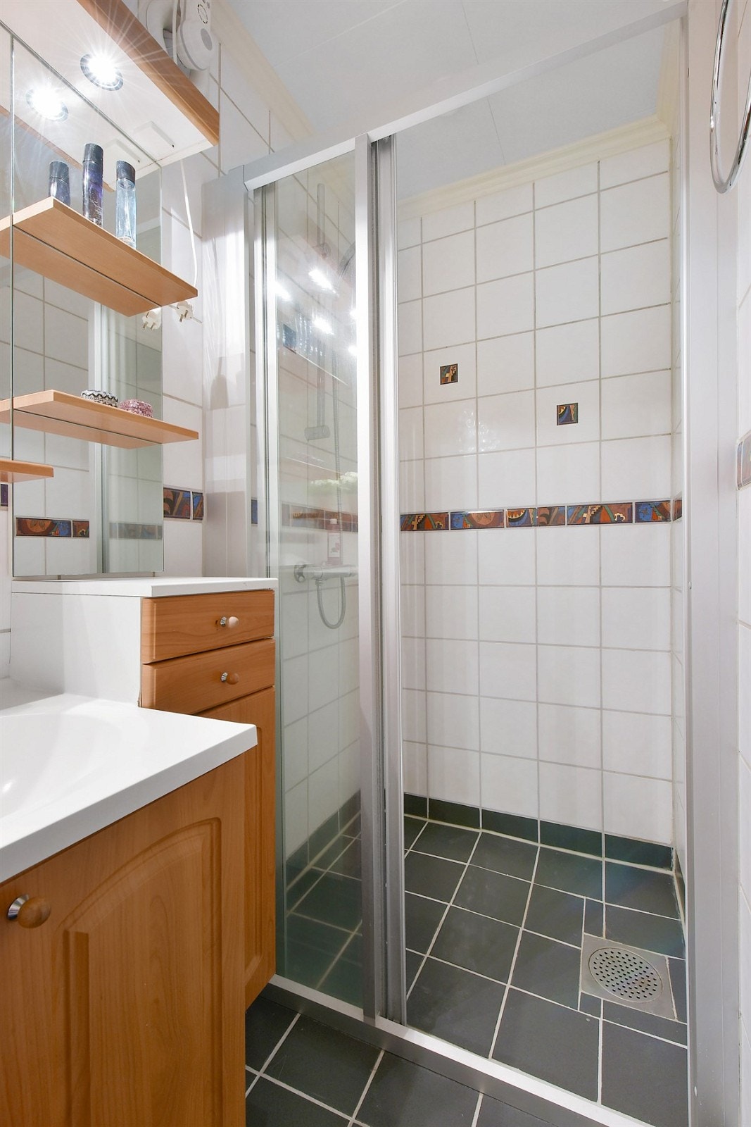 Badet i første etasje har et velfungerende areal med funksjonell innredning. Galleribilde