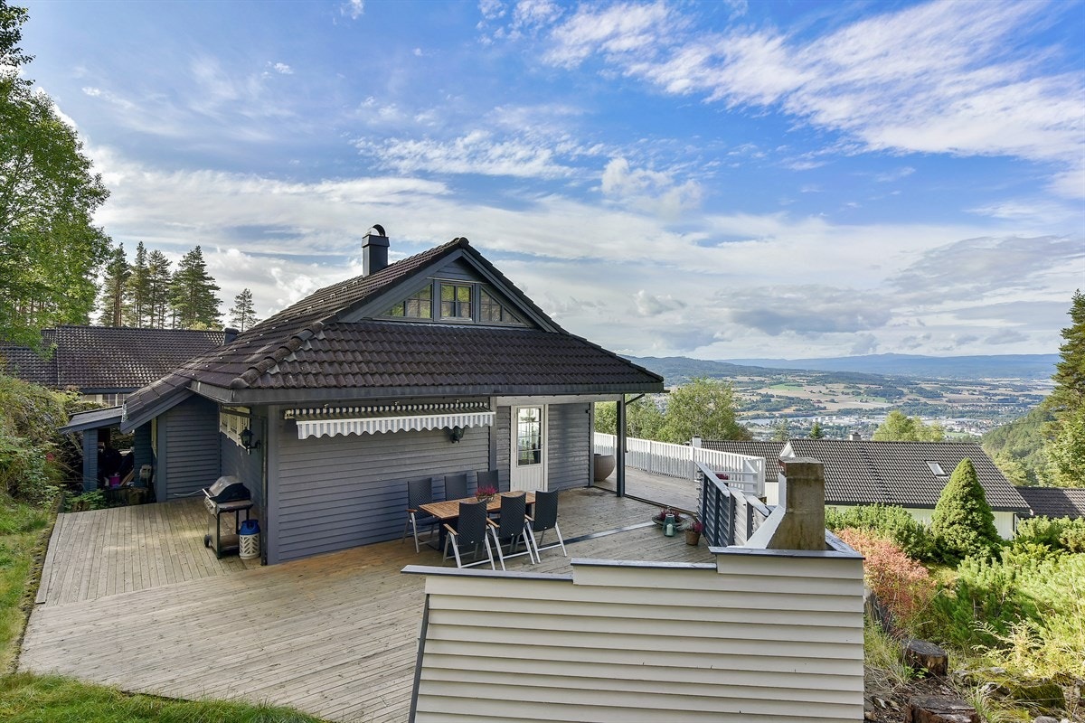 Stor terrasse som omkranser boligen med fantastisk utsikt over Eikerbygdene og svært gode solforhold. Galleribilde
