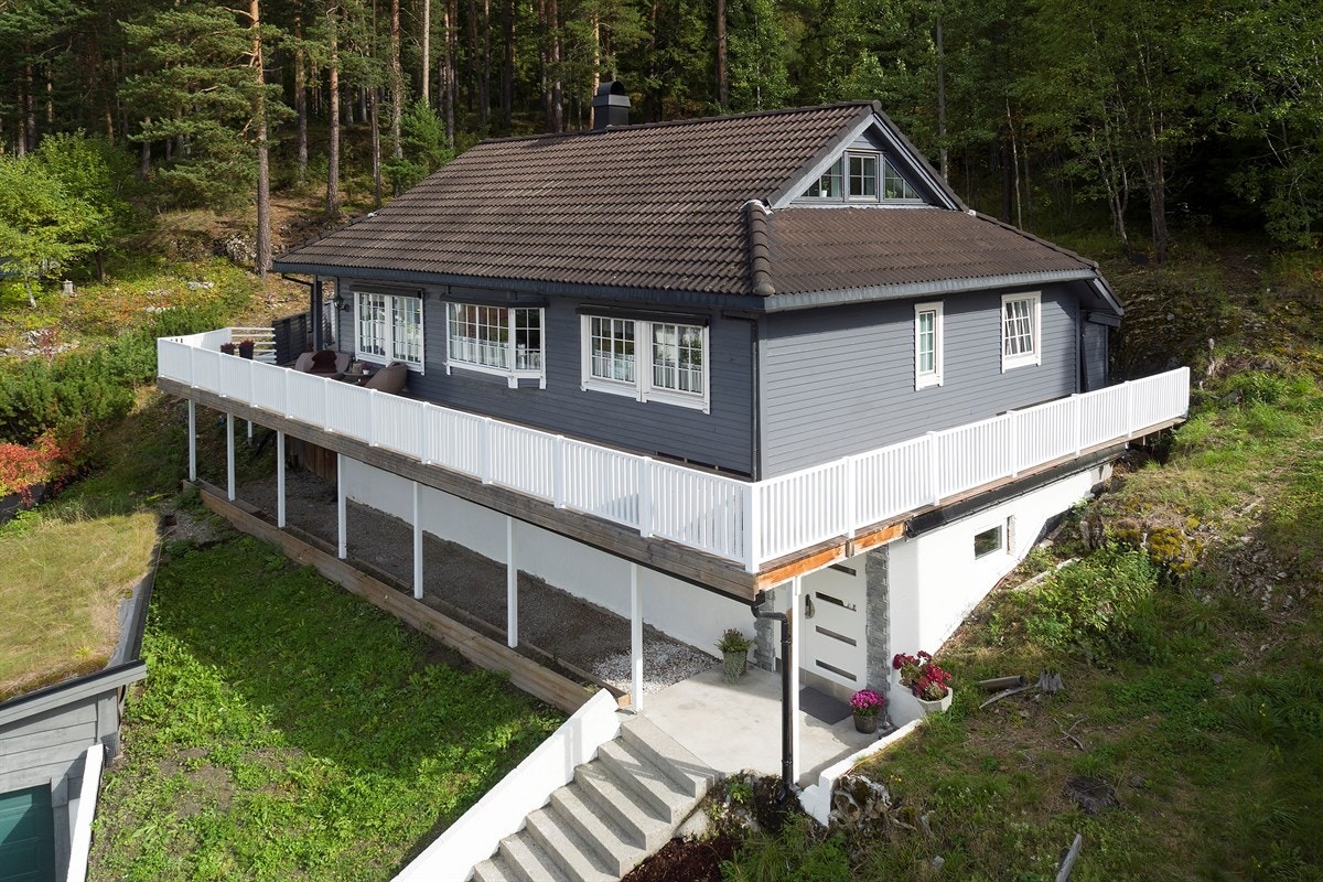 Lunaveien 27 er en innholdsrik enebolig over tre plan. Galleribilde