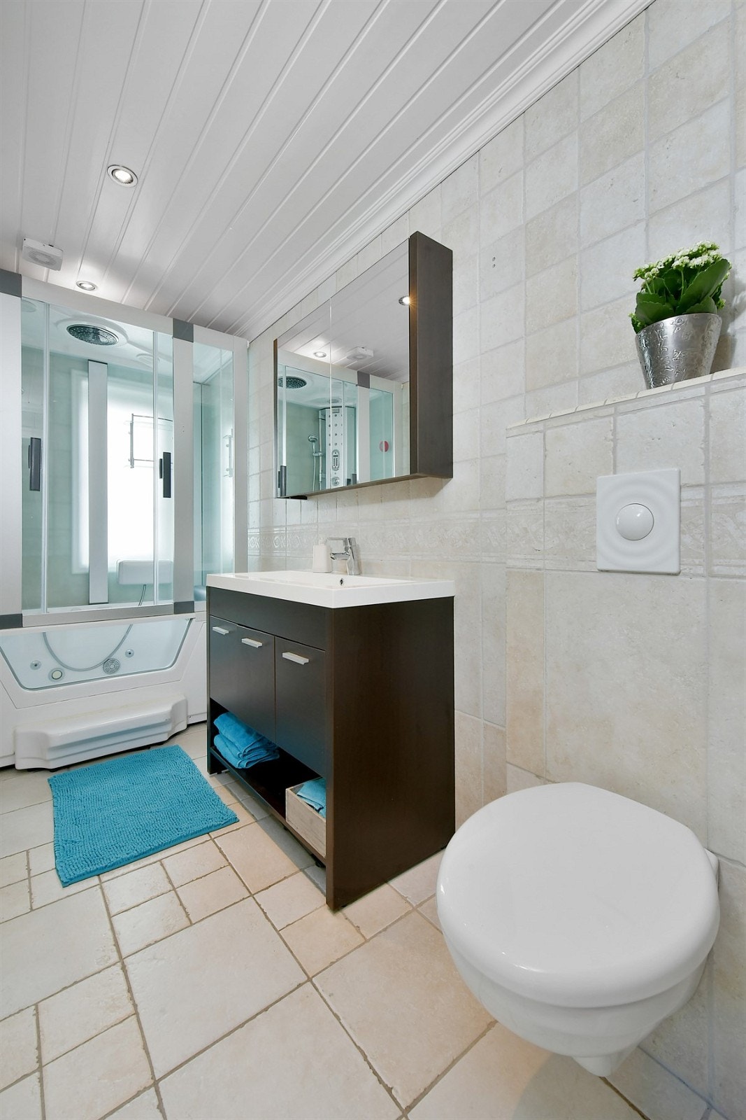 Boligen inneholder to bad og et separat vaskerom. Badet i andre etasje ble modernisert rundt 2005 og er lekkert og stilrent. Galleribilde