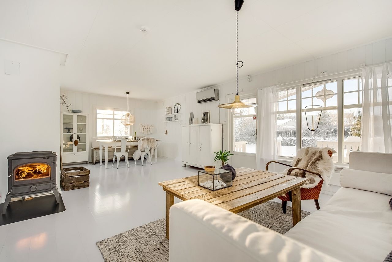 Man kommer inn i en lysmalt stue med god plass til spise- og sittegruppe. Fra stua er det adkomst til terrassen. Galleribilde