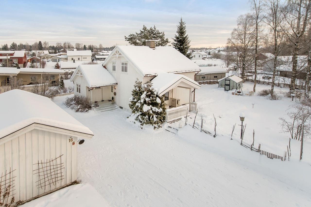 Det er god plass til å parkere på tomta, samt i garasje Galleribilde