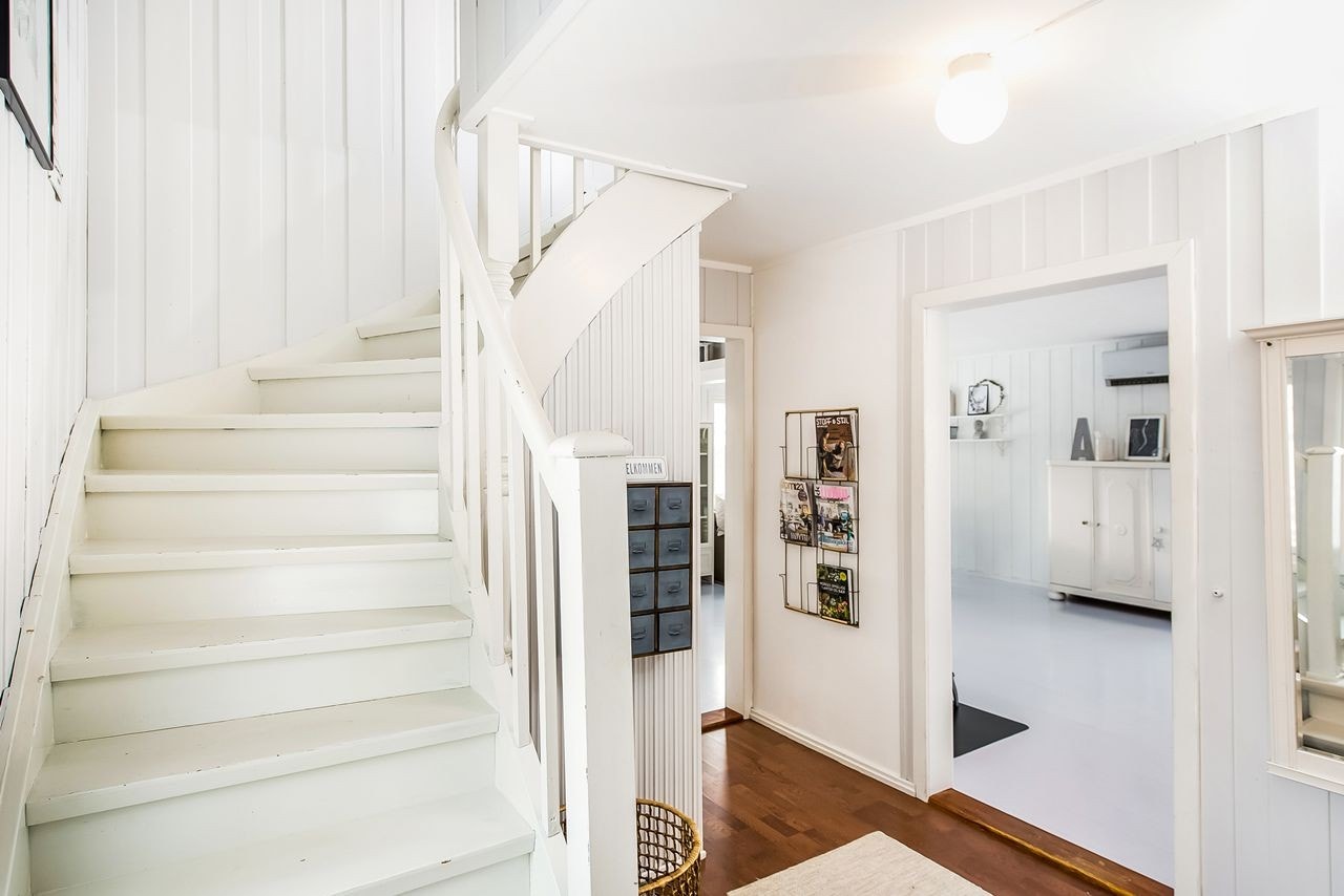 Lysmalt hall med trapp til 2. etasje Galleribilde