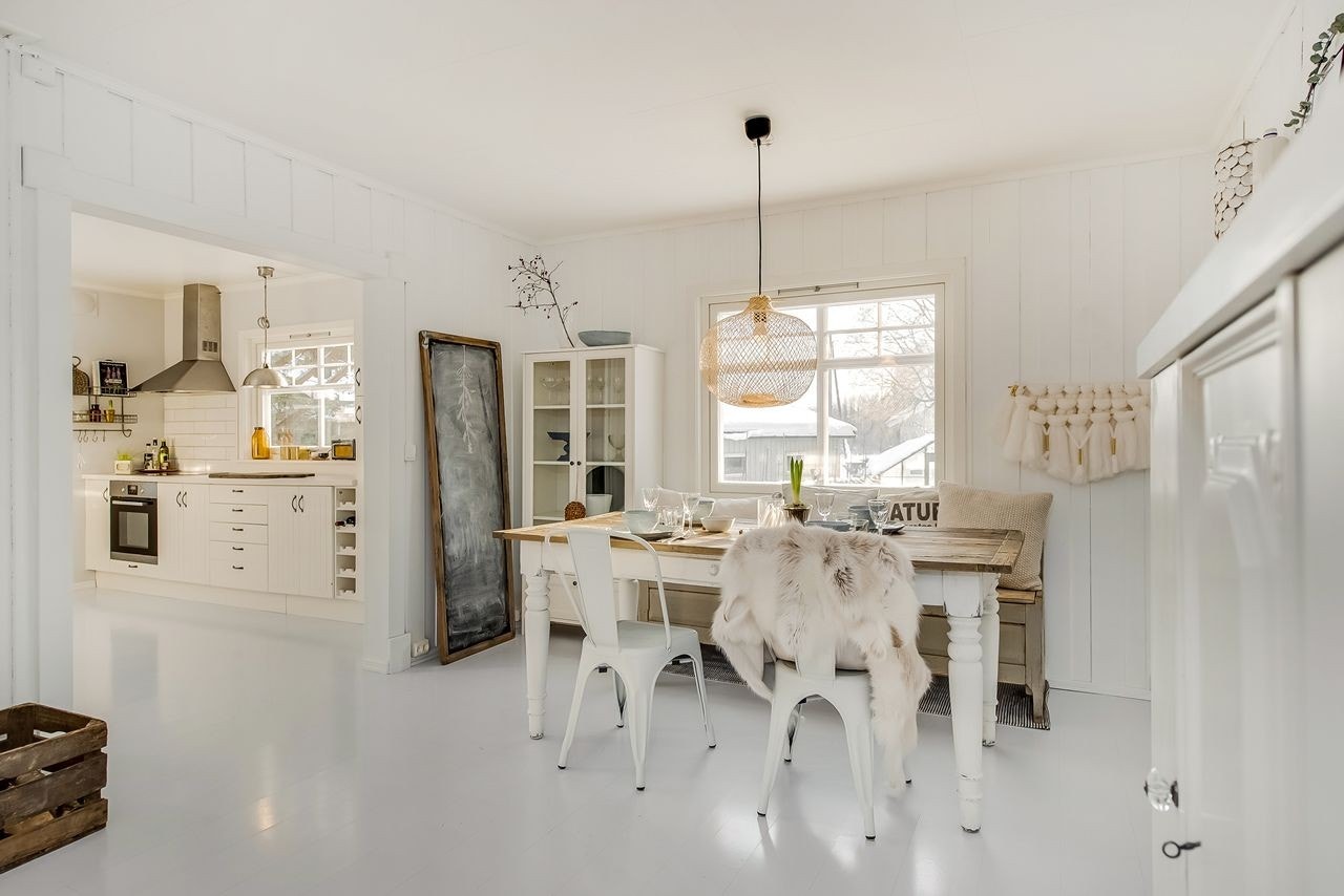 Det er god plass til spisebord i stua Galleribilde