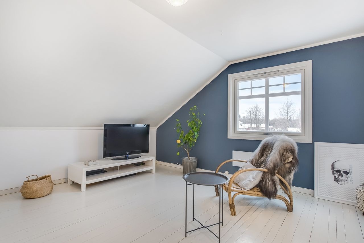 Romslig soverom i 2.etasje, malt i moderne farge Galleribilde