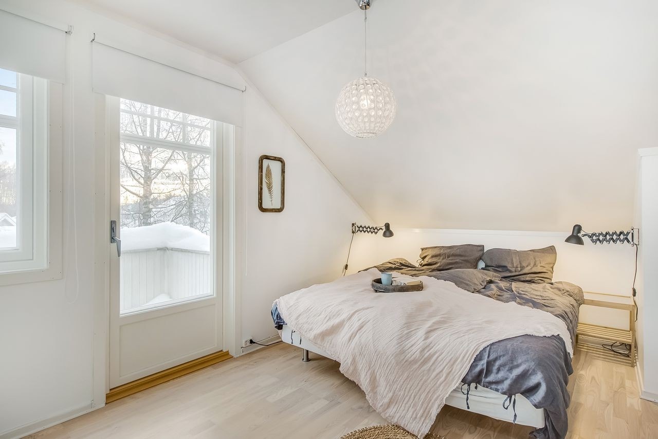 Hovedsoverom ligger i 2.etasje og har utgang til balkong Galleribilde