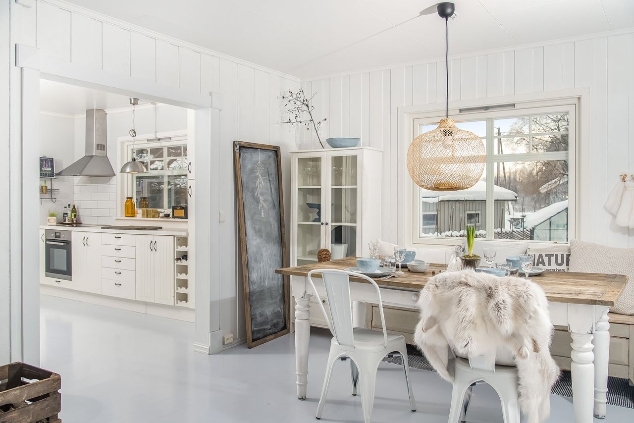 Fra spiseplassen er det hyggelig utsyn mot den romslige hagen Galleribilde