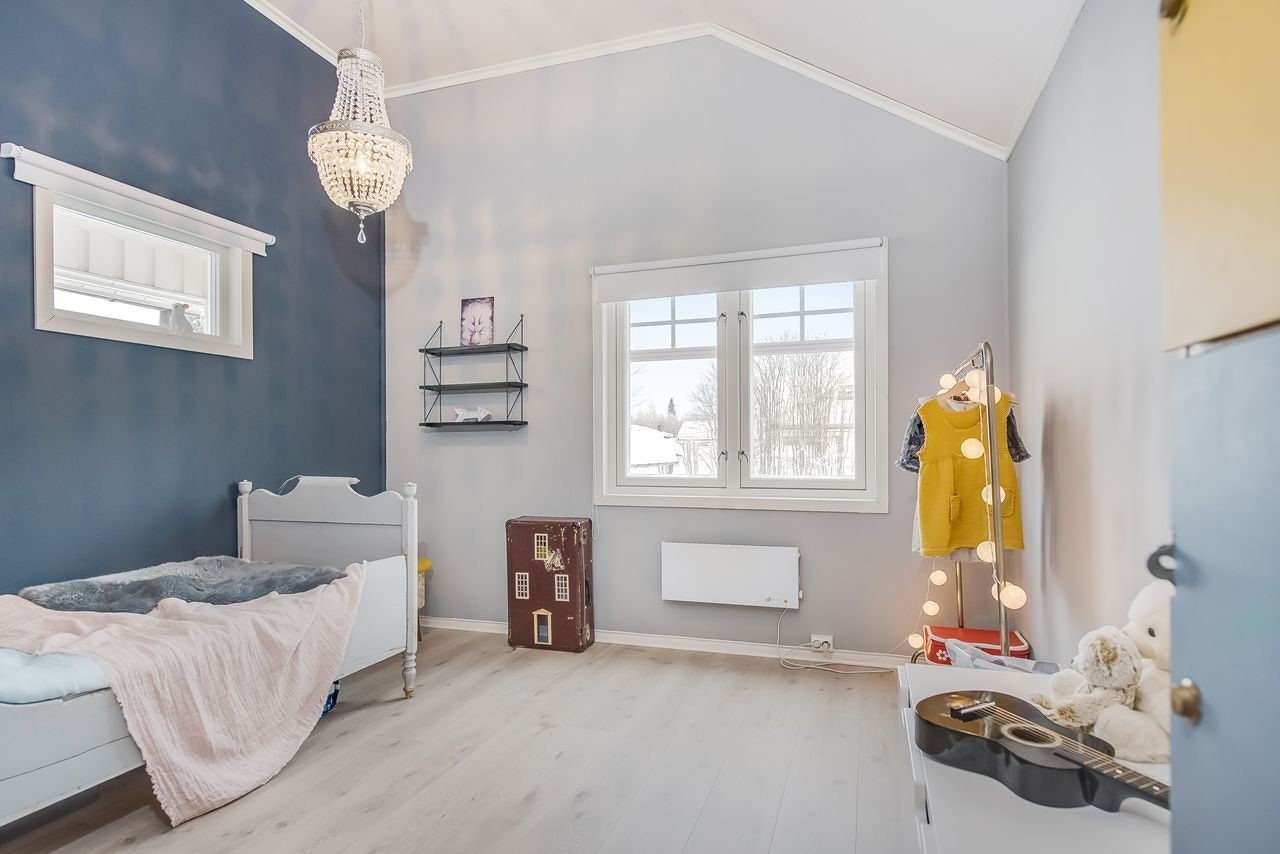 Soverom i 1. etasje malt i tidsriktige og moderne farger. Galleribilde