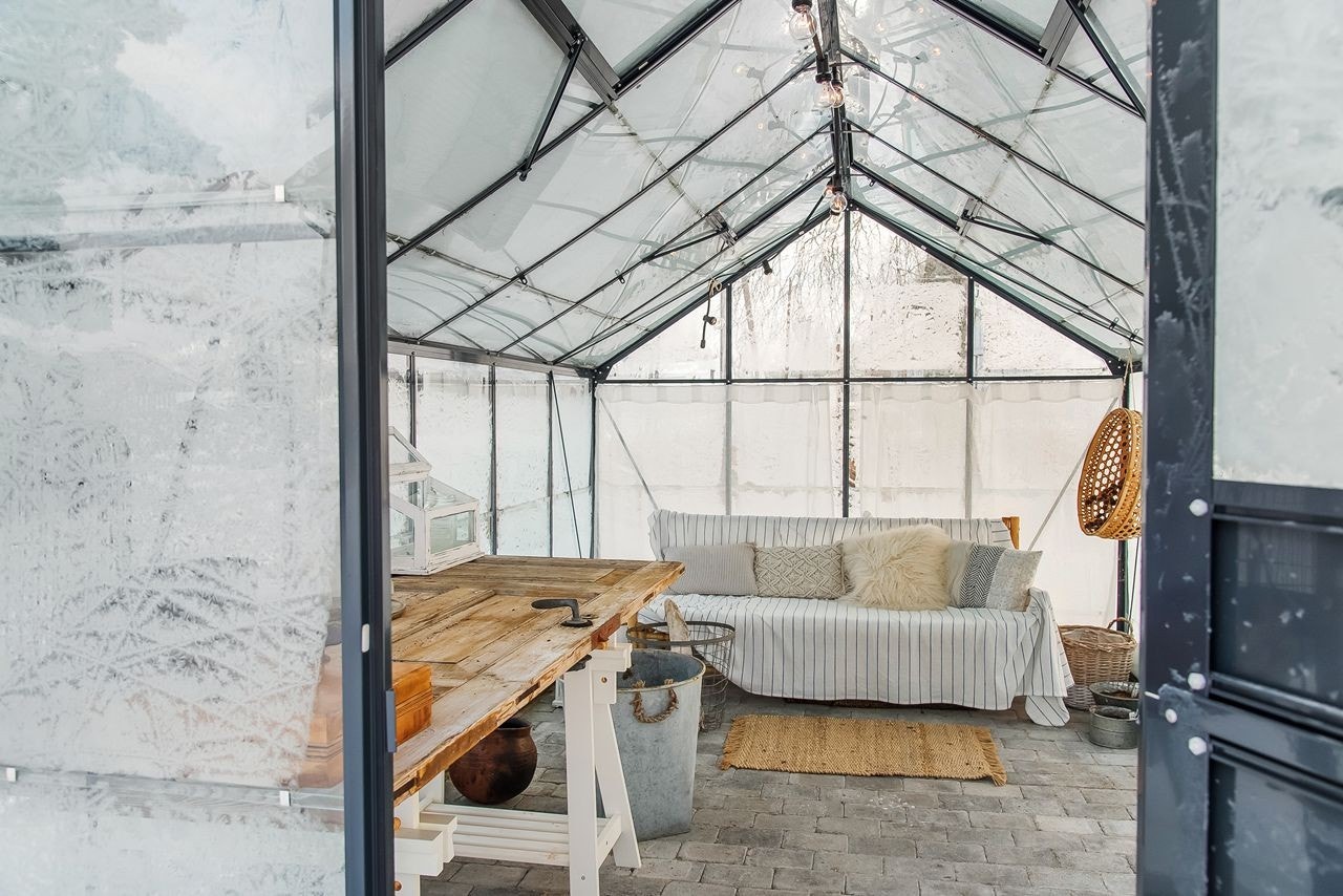 Innvendig i drivhuset på vinterstid Galleribilde