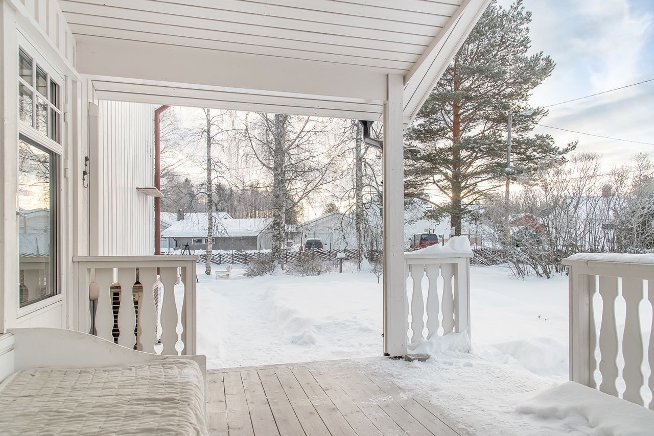 Terrassen og plattingen var ny i 2013 og er ca. 48 m² Galleribilde