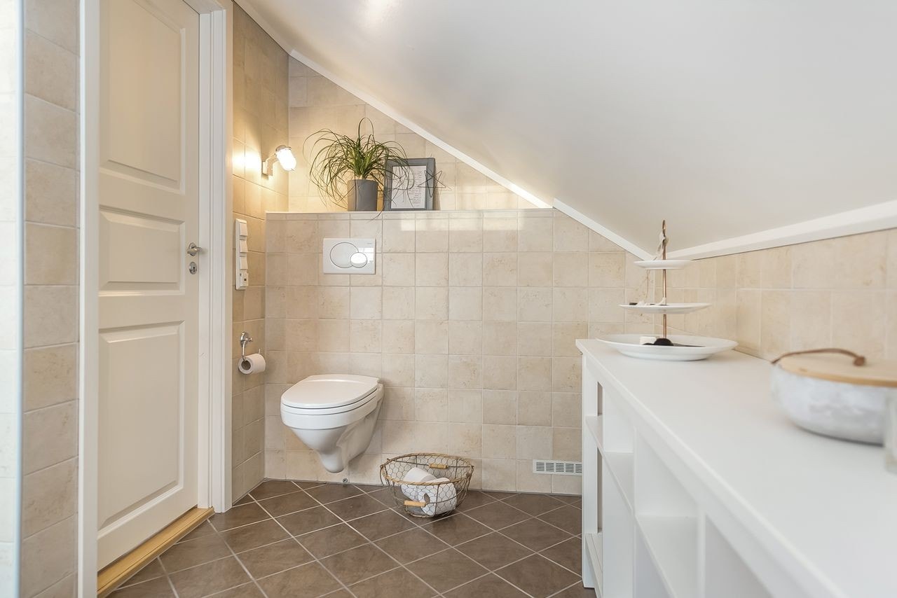 Pent flislagt bad, pusset opp i 2010. Varmekabler i gulv. Galleribilde