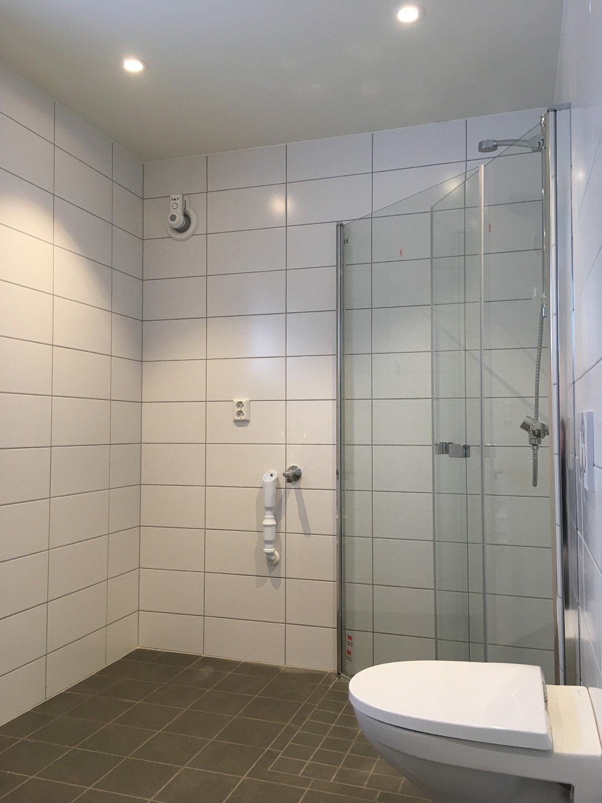 Plassbesparende og innfellbare dusjvegger Galleribilde