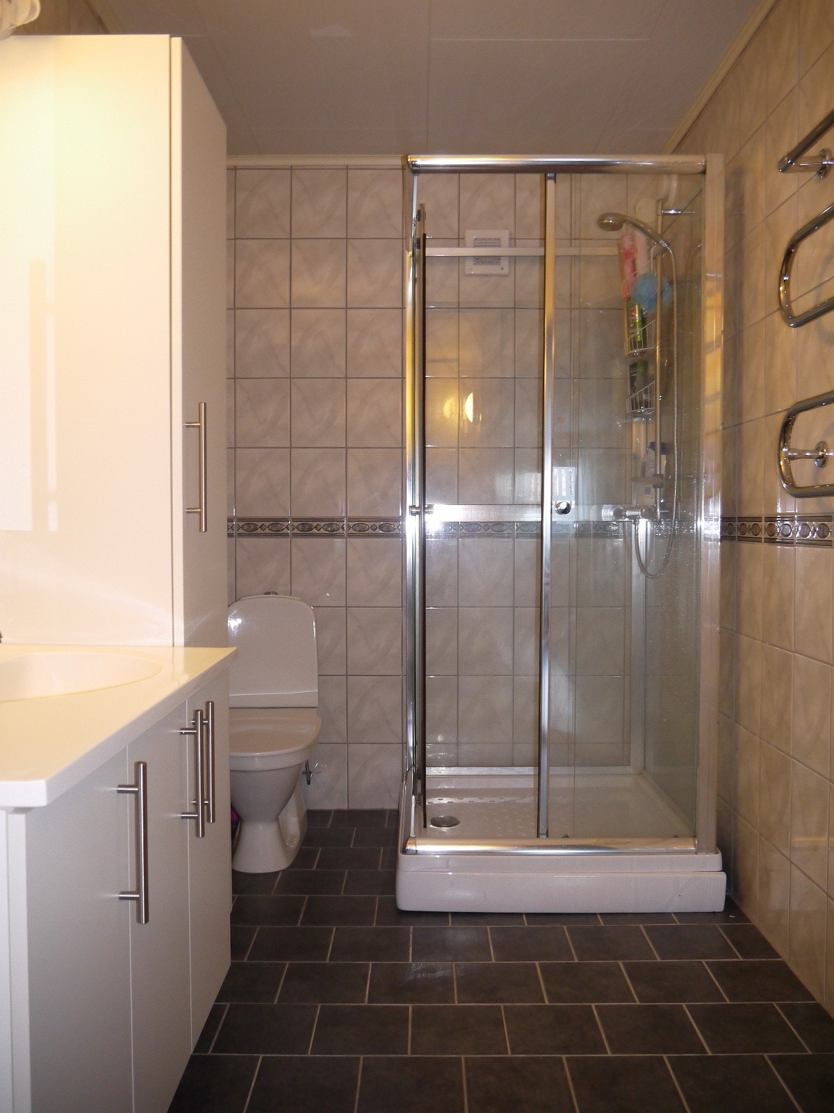 Bad med dusjkabinett Galleribilde