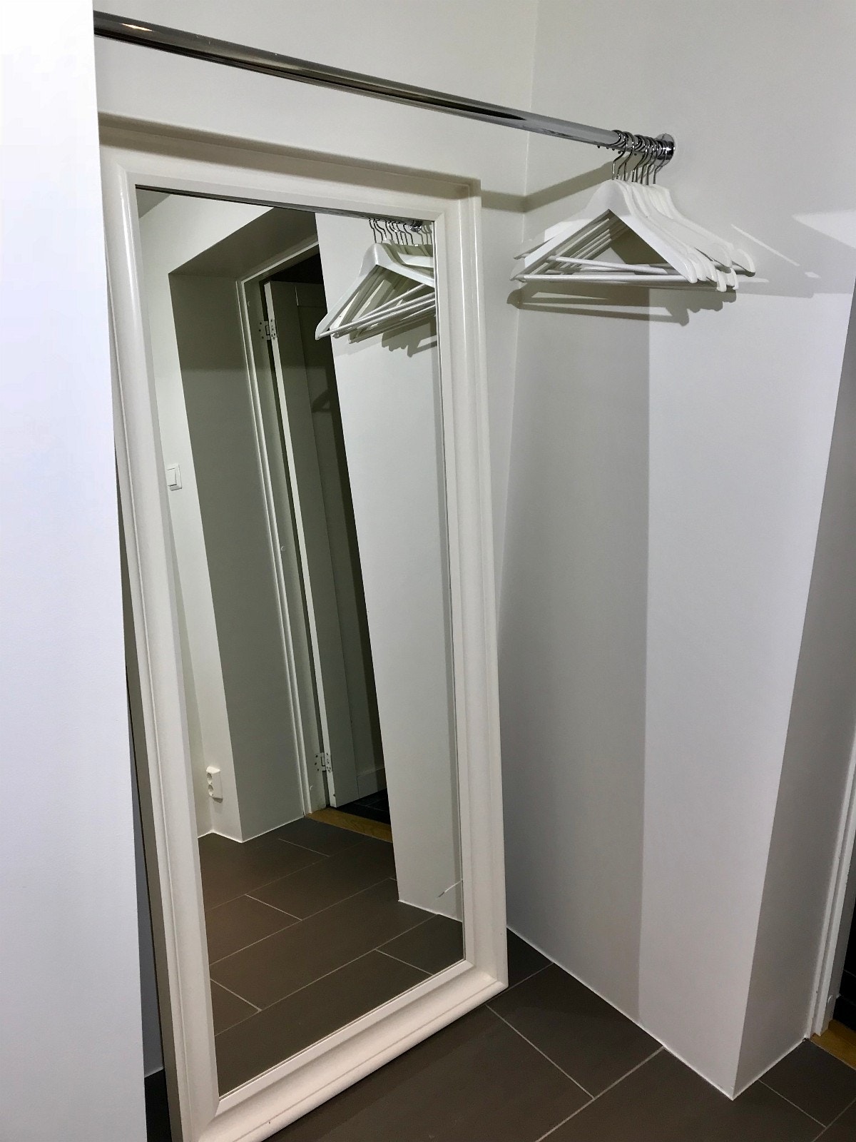 Garderobe entre Galleribilde