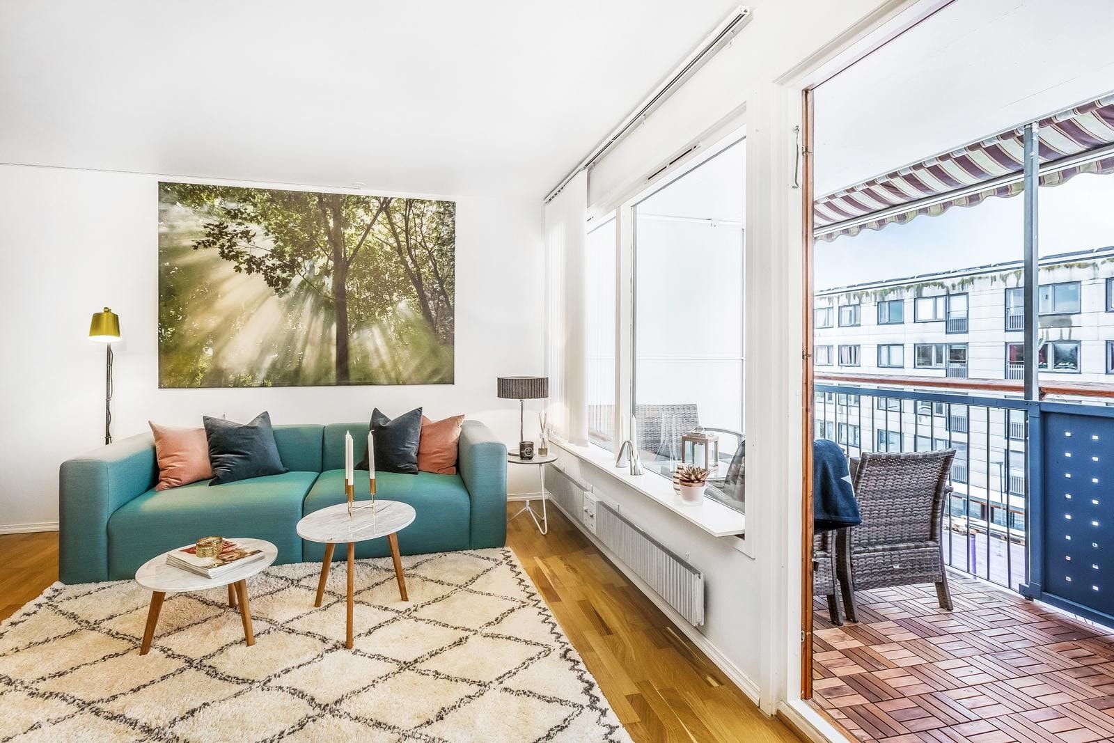 Fra stuen er det direkte utgang til romslig balkong. Galleribilde