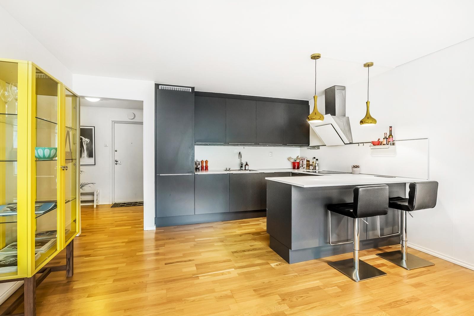 Lekkert kjøkken fra 2015 med tidsriktig grå HTH-innredning. Galleribilde