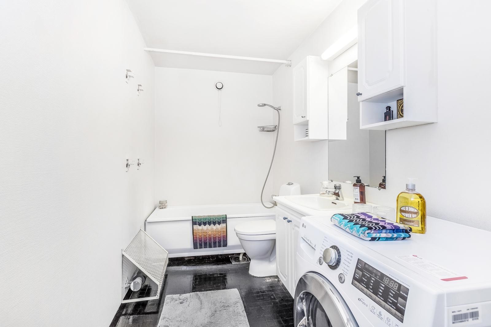 Det er vedtatt baderomsrehabilitering i regi av borettslaget. Nytt bad kommer i løpet av første kvartal 2018 (slutten av mars). Galleribilde