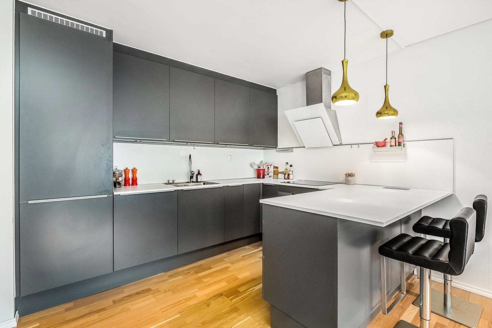 Gled deg til å lage mat til gode venner på ditt nye kjøkken! Galleribilde