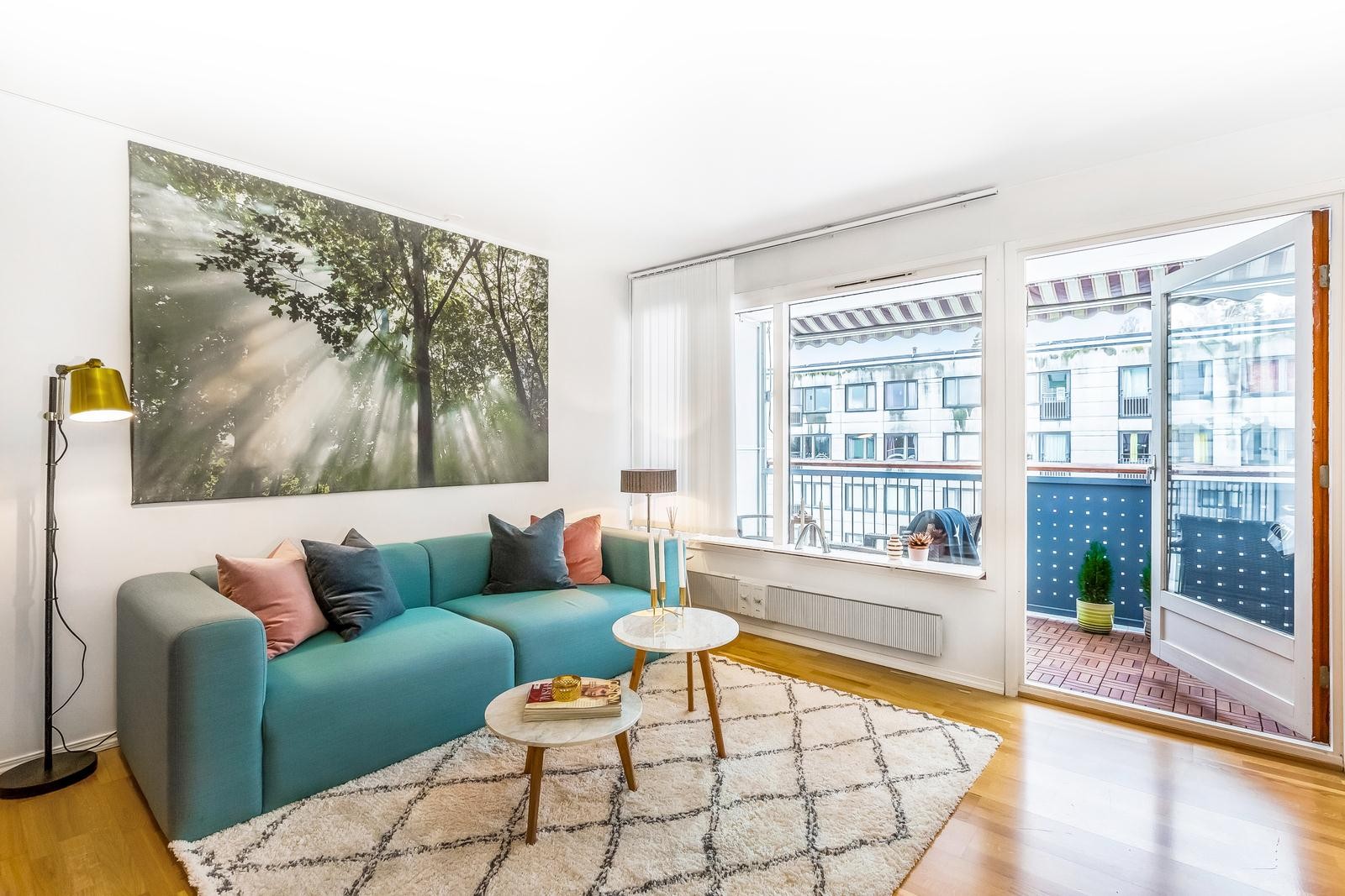 Leiligheten er holdt i lyse og tidløse farger, noe som gjør det enkelt å sette et personlig preg på de ulike rommene. Galleribilde