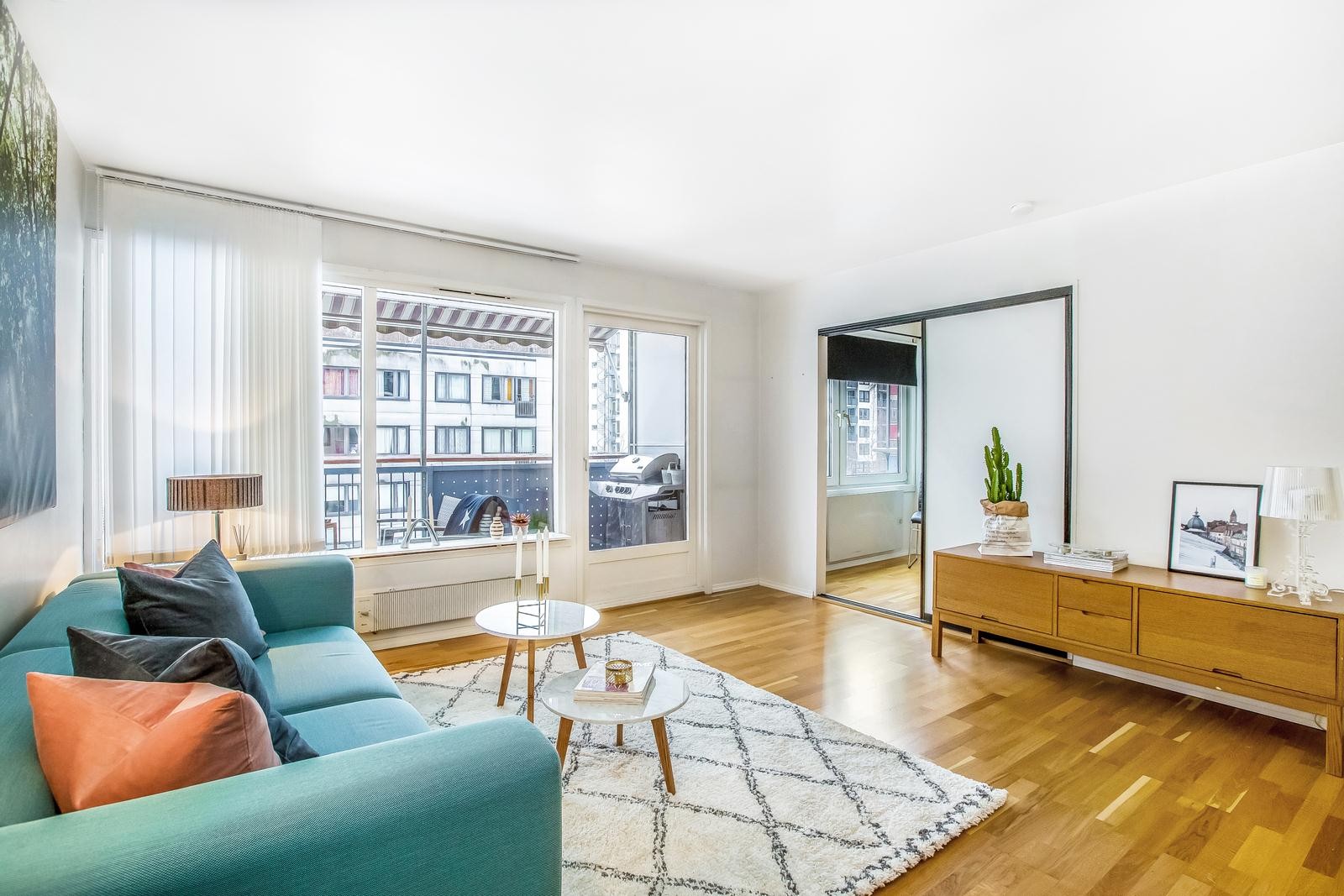 Store vinduer slipper inn rikelig med naturlig lys som bidrar til en behagelig romfølelse. Galleribilde