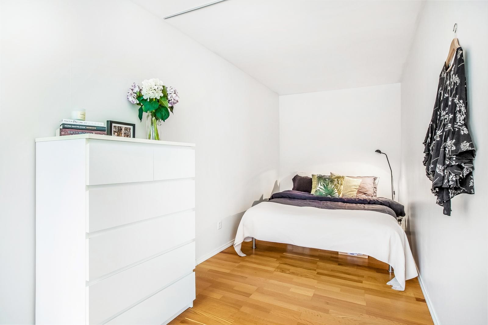 Romslig soverom med plass til dobbeltseng og garderobeløsning. Galleribilde